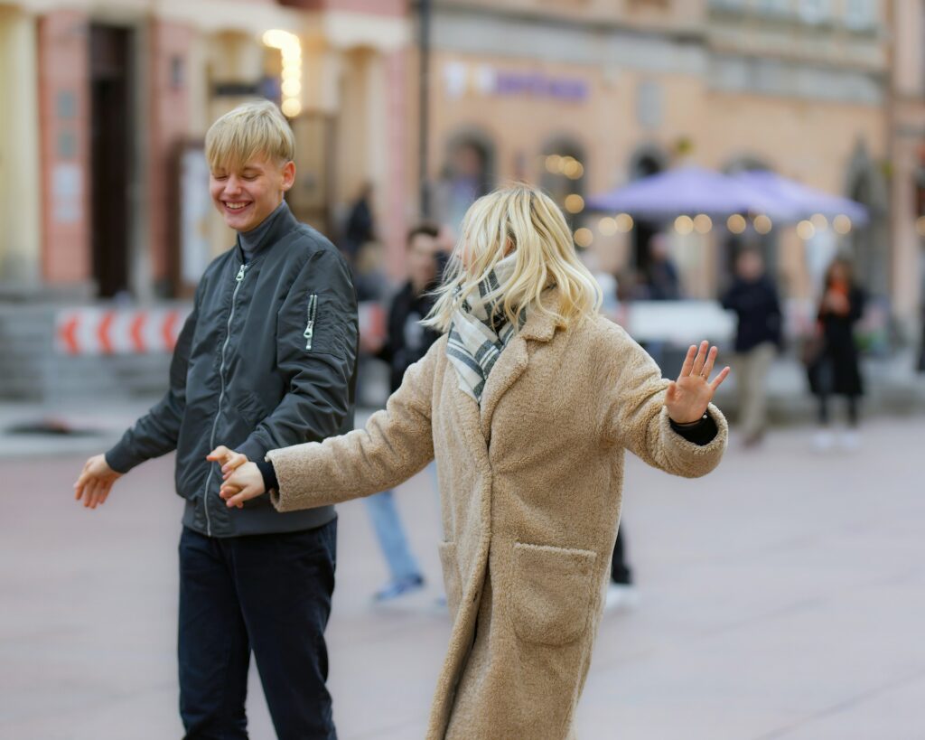 Par som buggar på gatan